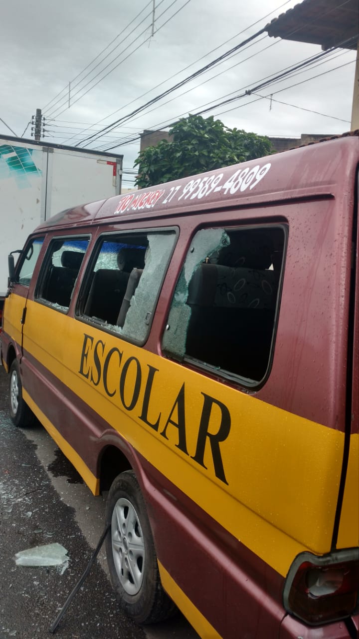 Van destruída em Cariacica: jovem viciado teve surto na rua de casa (Foto: )