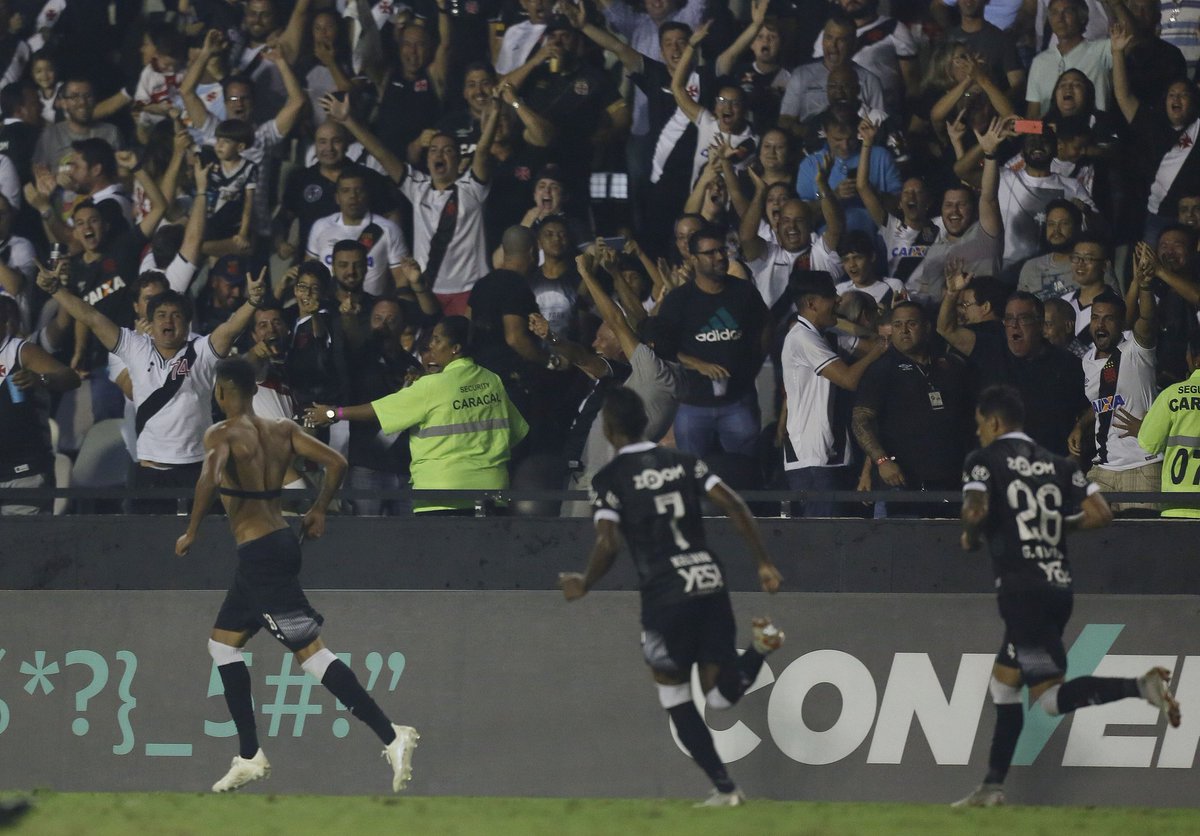 Jogadores comemoram o gol da vitória (Foto: Rafael Ribeiro/Vasco)