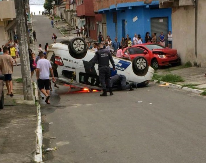 Viatura da Polícia Militar capota em Feu Rosa, Serra (Foto: Reprodução/Whatsapp)