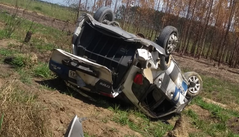 Viatura da polícia capotou às margens da estrada São Mateus x Conceição da Barra (Foto: WhatsApp)