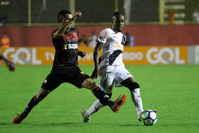 Kelvin com a camisa do Vasco (Foto: Carlos Gregório Jr./Vasco)