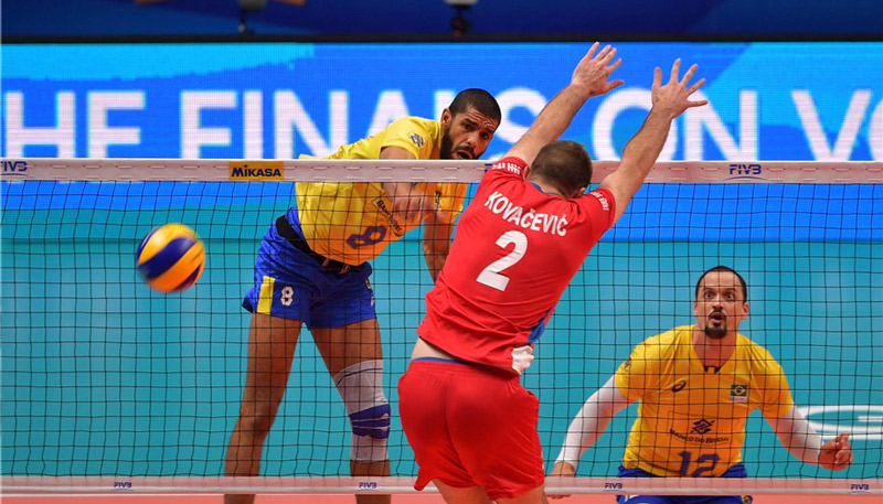 Wallace de Souza fura o bloqueio do jogador Kovacevic da Sérvia (Foto: Divulgação / FIVB)