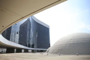 Imagem ilustrativa da imagem Em frangalhos, mas ainda é o MDB