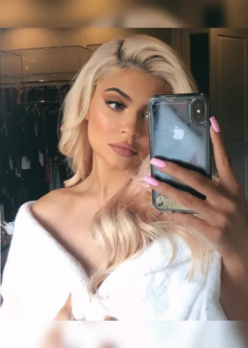 Imagem ilustrativa da imagem Forbes diz que Kylie Jenner fingiu ser bilionária e retira título da empresária