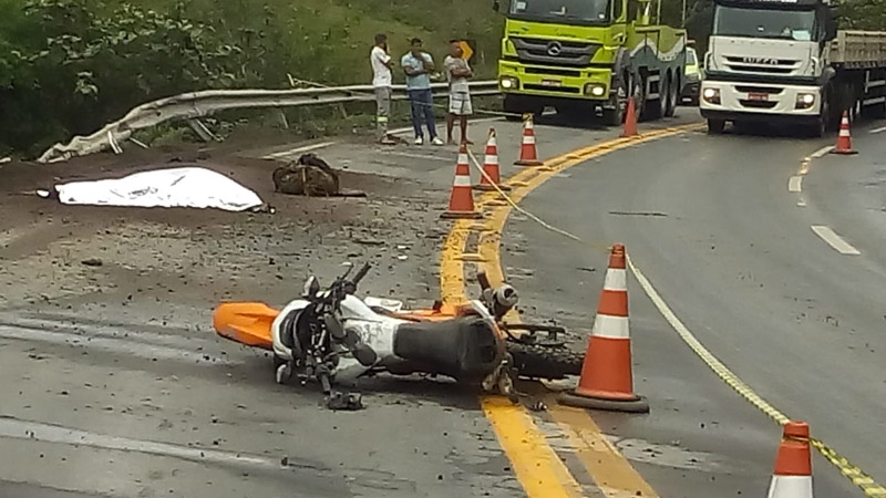 Moto ficou caída na pista da Rodovia BR-101 (Foto: Beto Barbosa / Divulgação)