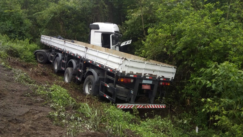 Carreta saiu da pista com o impacto do acidente (Foto: Beto Barbosa / Divulgação)