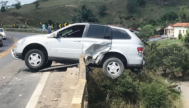 Acidente aconteceu na ponte sobre a linha férrea (Foto: Site João Neiva)