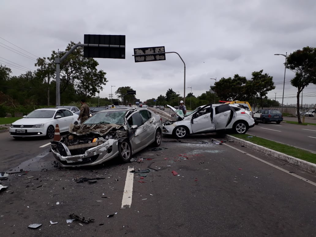 Acidente na reta do Aeroporto, sentido Centro, em Vitória (Foto: Hemerson Costa/AT)