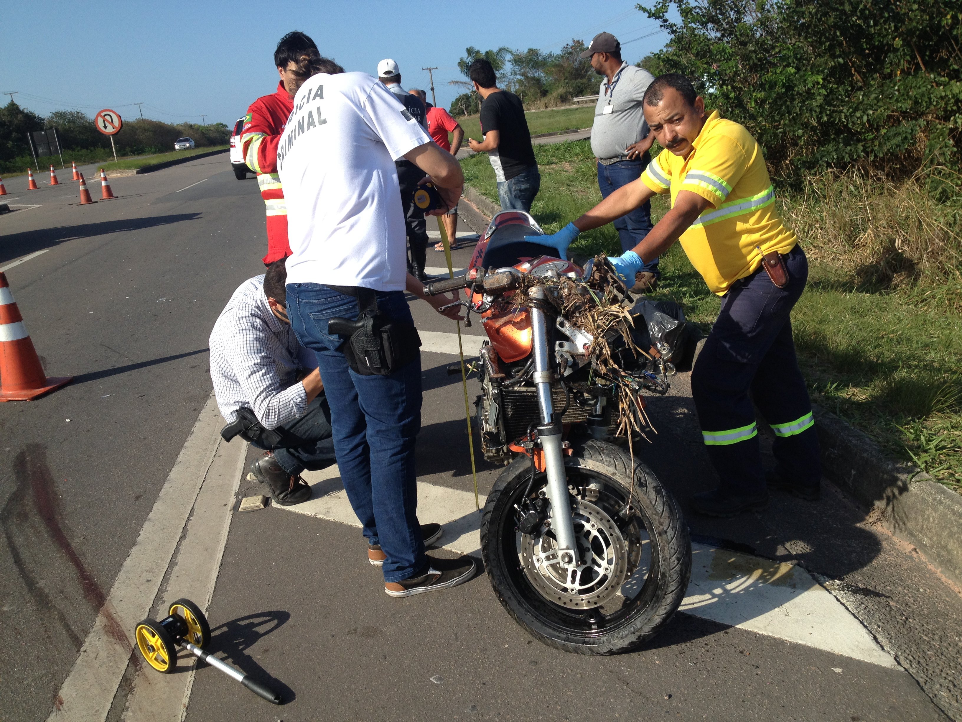 Motociclista bateu na lateral de carro e morreu na hora. (Foto: Kananda Natielly)