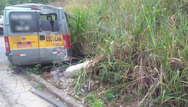 Van atingiu um poste ao sair da Rodovia Serafim Derenzi (Foto: Kananda Natiely / AT)