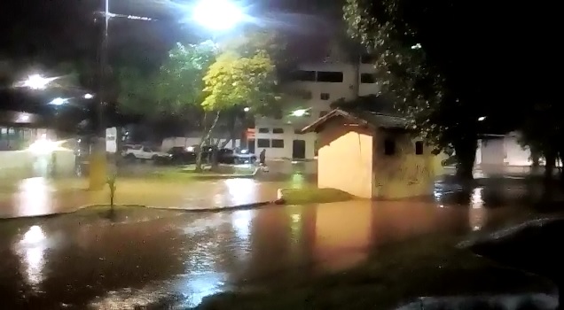 Situação da praça de Jardim América (Foto: Valdenir Alencar)