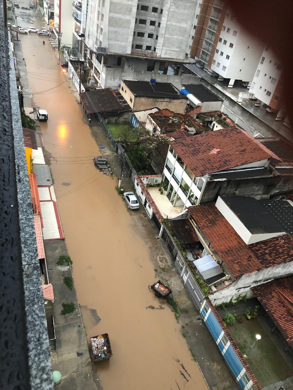 Situação da rua Milton Caldeira, em Itapoã (Foto: Leticia Zeferino)