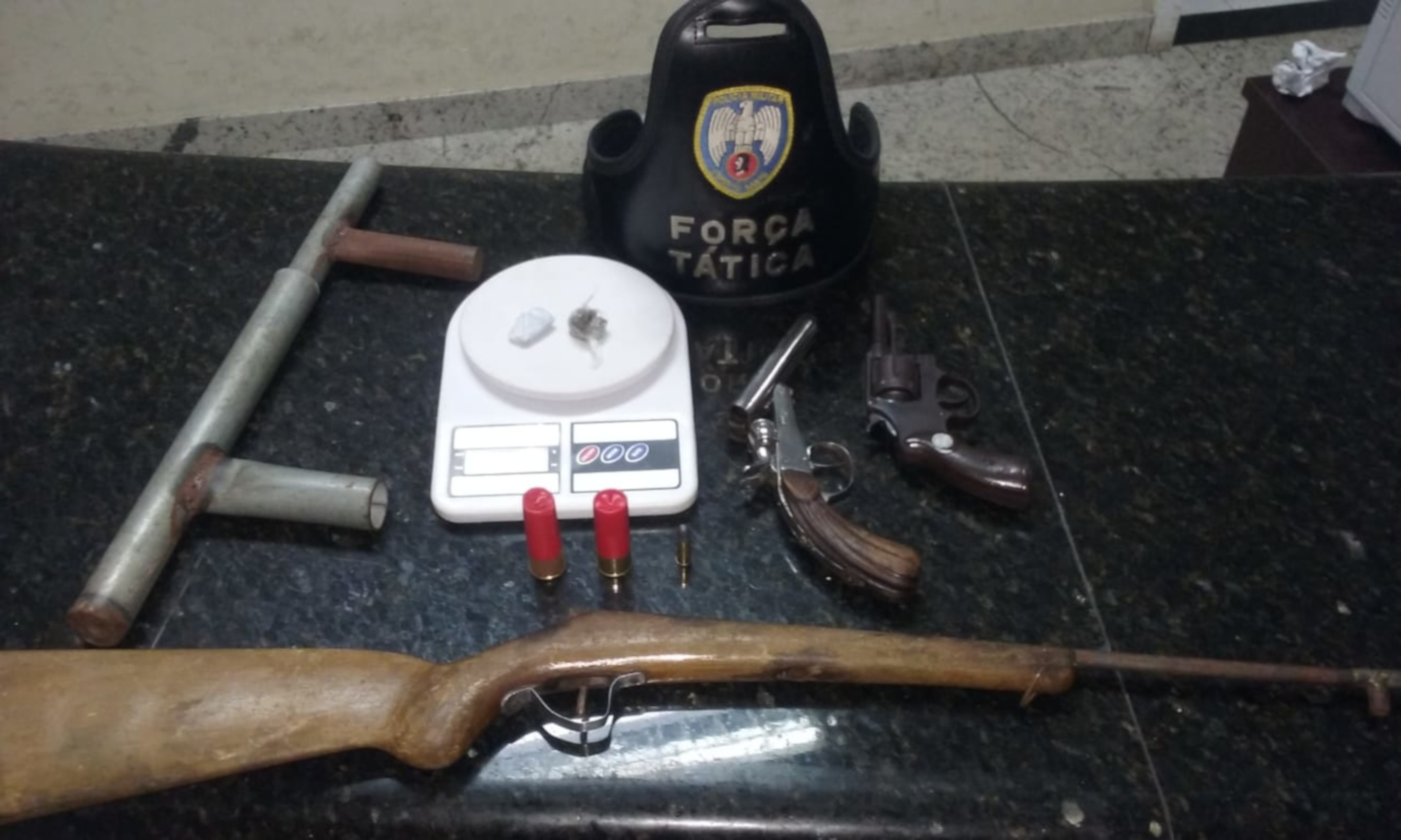 Apreensão feita na casa de um dos acusados (Foto: Divulgação/ PM)