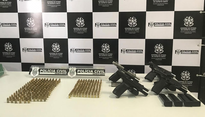 Armas e munições apreendidas foram levadas para a delegacia (Foto: Divulgação / PCES)