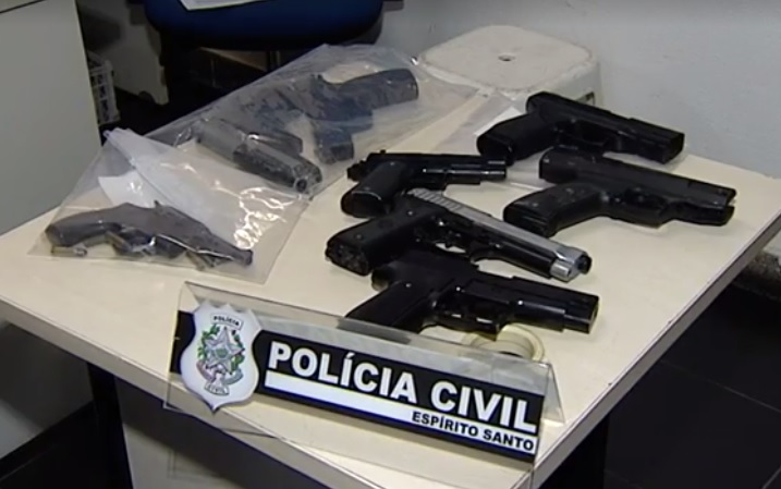 Armas apreendidas com agentes da Guarda Municipal de Vila Velha (Foto: Reprodução TV Tribuna)