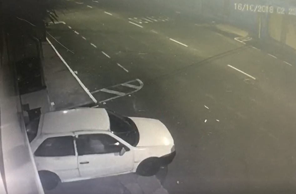 Bandidos usaram um Gol branco para cometer o crime. (Foto: Reprodução vídeo)
