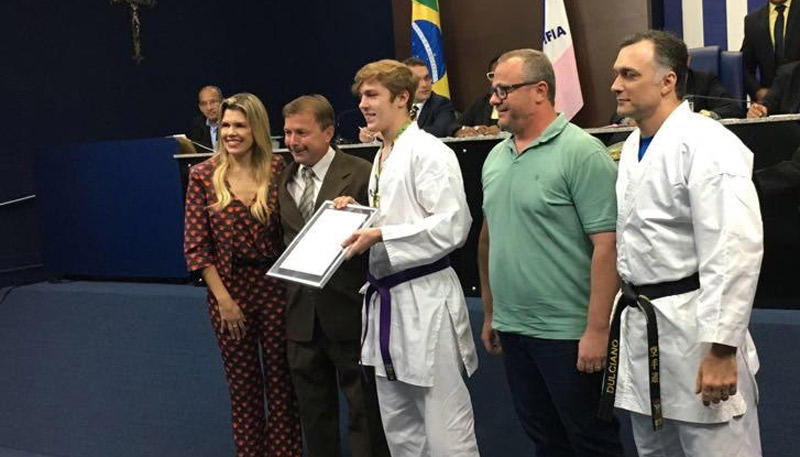 O atleta foi homenageado na Câmara de Vereadores, em Colatina (Foto: Gustavo Nichio / Acervo Pessoal)