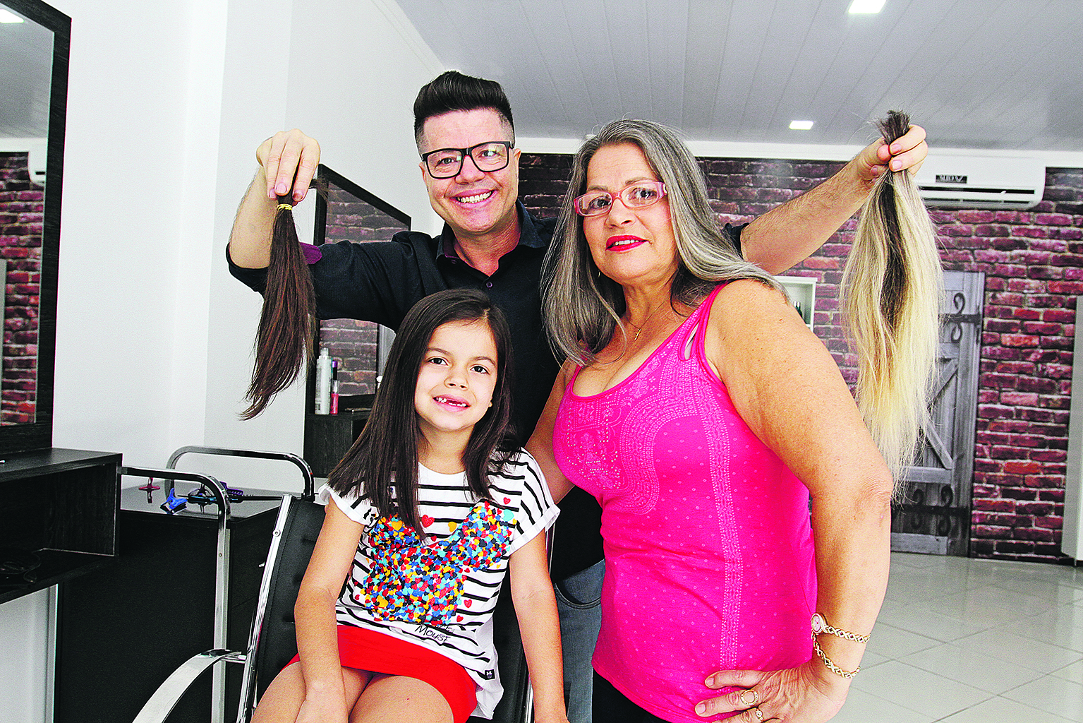 O cabeleireiro Antony Oliver com as madeixas da pequena Nayla e da avó, Laura (Foto: Antonio Moreira/AT)
