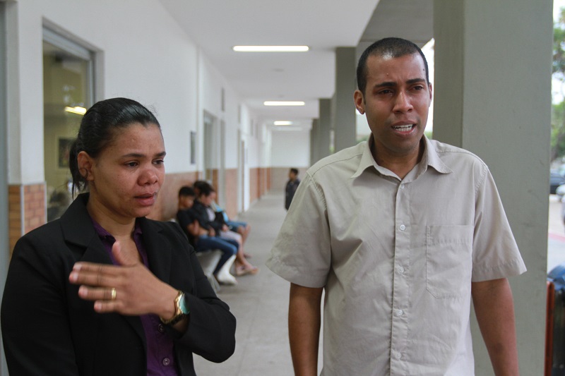 Maria Aparecida e Alan, pais de Maria Julia (destaque), que foi internada com diagnóstico de bronquiolite. (Foto: Dayana Souza/AT)