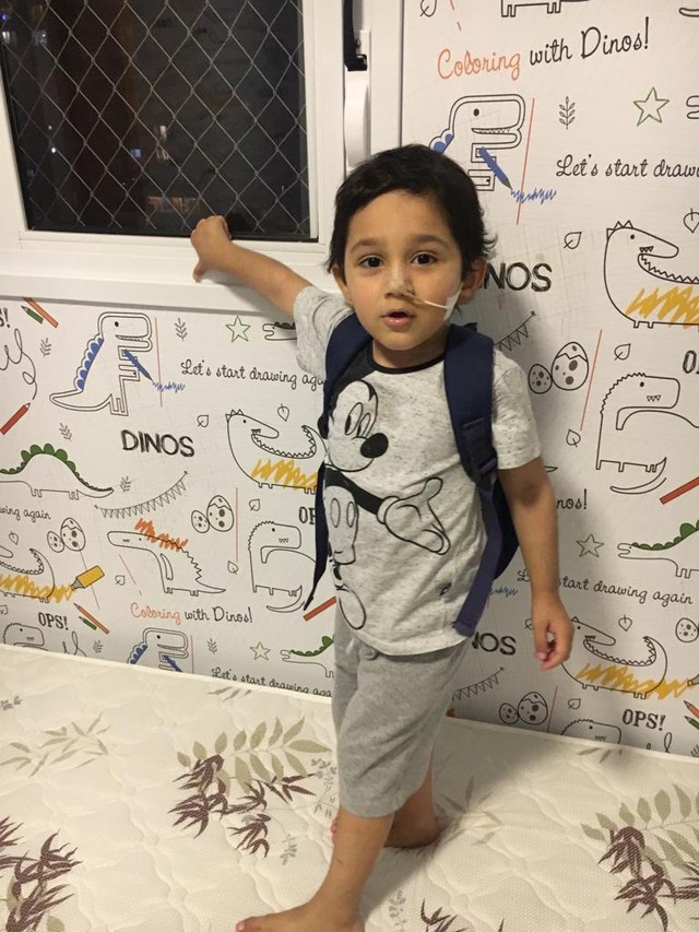 Bernardo usa uma mochila com medicamento e cateter durante tratamento (Foto: Arquivo Pessoal)