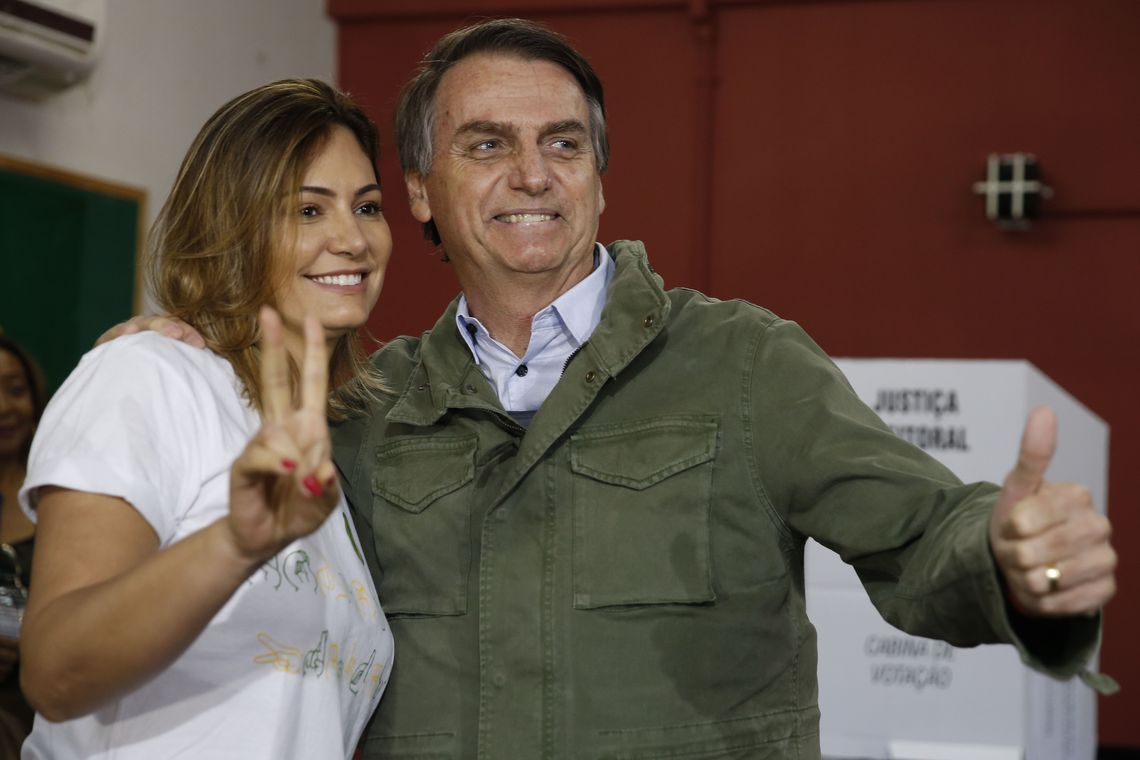 Bolsonaro chegou à seção eleitoral escoltado por policiais federais e acompanhado da esposa, Michele Bolsonaro. (Foto: Tânia Rêgo/Agência Brasil)