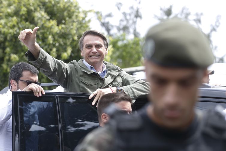 Bolsonaro agradece apoio e acena para eleitores no Rio. (Foto: Tânia Rêgo/ Agência Brasil)