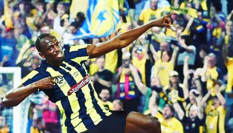 Usain Bolt usou a tradicional comemoração para celebrar o primeiro gol no futebol profissional (Foto: Reprodução Twitter)