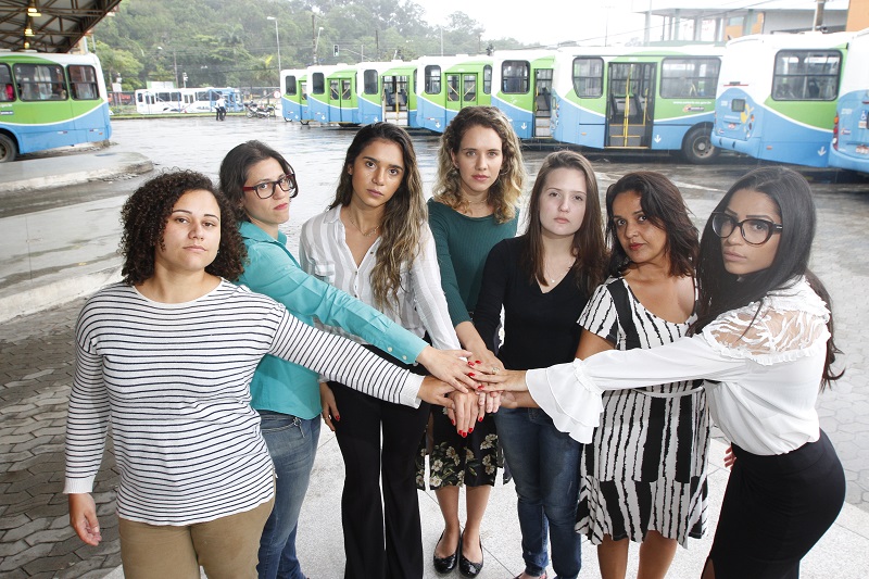 Mulheres unidas pela instalação do botão do pânico dentro dos ônibus. Elas acreditam que todas as medidas para prevenir e até inibir os assédios são válidas (Foto: Leone Iglesias/ AT/ 26/10/2018)