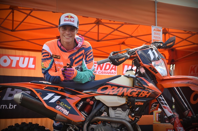 Crivilin trabalhou na oficina do tio para juntar dinheiro e comprar moto