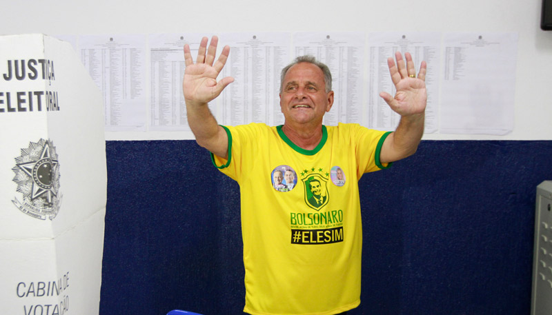 Candidato Manato votou com uma camisa a favor de Bolsonaro, na manhã deste domingo (Foto: Kadidja Fernandes / AT)
