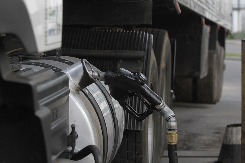 Carreta sendo abastecida com Diesel (Foto: Beto Morais/ AT/ 31/05/2018)