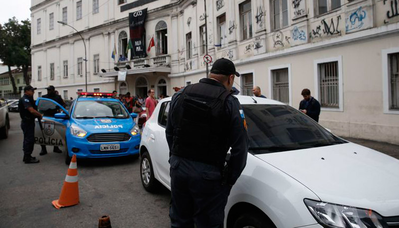 Um corpo foi abandonado dentro de um carro com marca de tiro na entrada da Faculdade Nacional de Direito da UFRJ, no centro da cidade (Foto: Fernando Frazão/Agência Brasil)