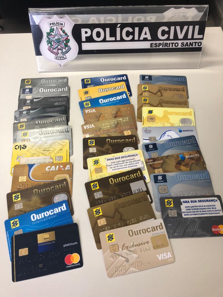 Cartões de diversas vítimas foram apreendidos com a quadrilha (Foto: Polícia Civil)
