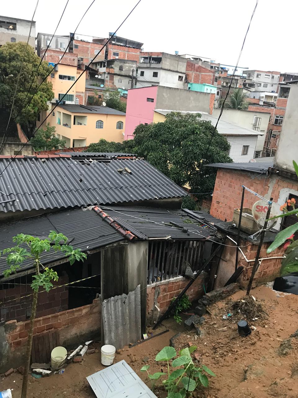 Casa incendiada fica no bairro Hélio Ferraz, na Serra (Foto: Bruna Maria / TV Tribuna-SBT)