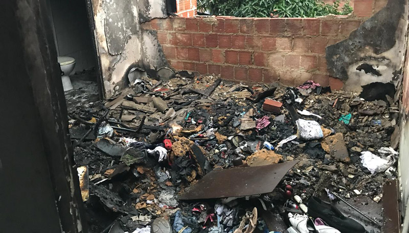 Diversos itens pessoais foram incendiados dentro da casa onde estavam as crianças (Foto: Bruna Maria / TV Tribuna-SBT)