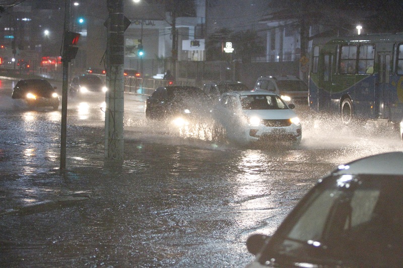 Registro feito na avenida Desembargador Santos Neves, Santa Lúcia, Vitória (Foto: Leone Iglesias/ AT/ 26/10/18)
