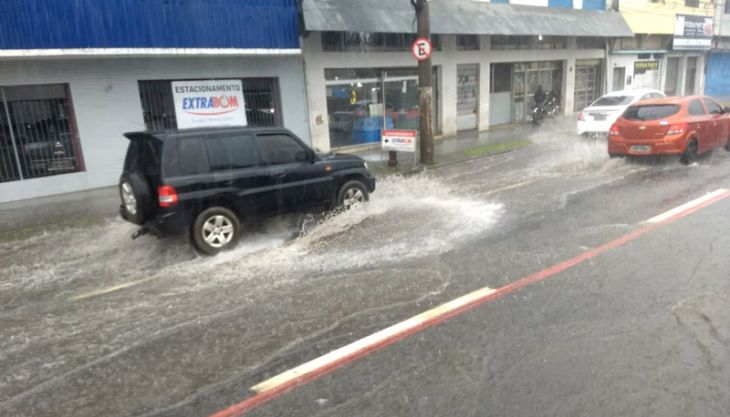 Na Vila Rubim, chuva traz transtorno para os motoristas (Foto: Caroline Freitas / AT)