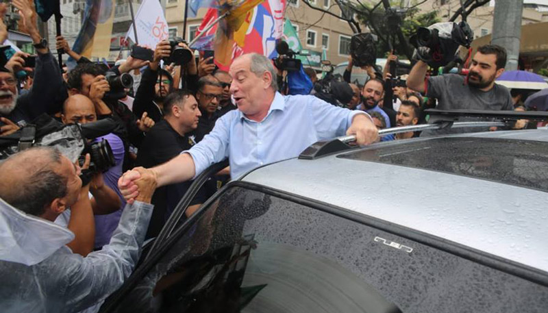 Candidato fez uma visita relâmpago na Rocinha (Foto: Divulgação / Facebook)