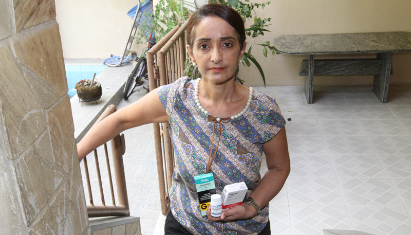 A comerciante Lúcia de Fátima Badaró Drumond, 58, teve de fechar seu negócio por causa das dores da fibromialgia (Foto: Antônio Moreira / AT)