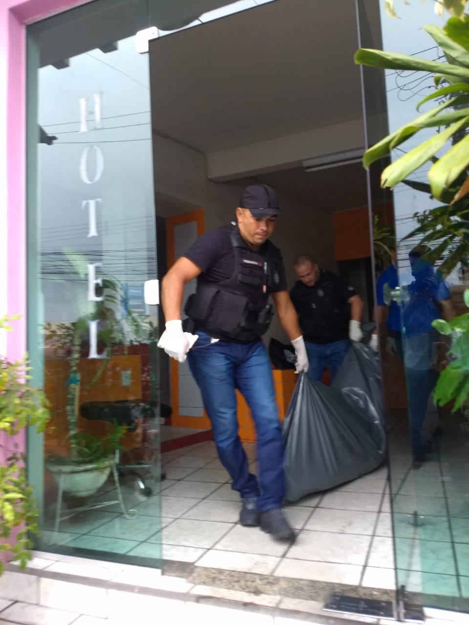 Corpo de homem é retirado do hotel e encaminhado para o DML de Vitória (Foto: Taís de Hollanda)