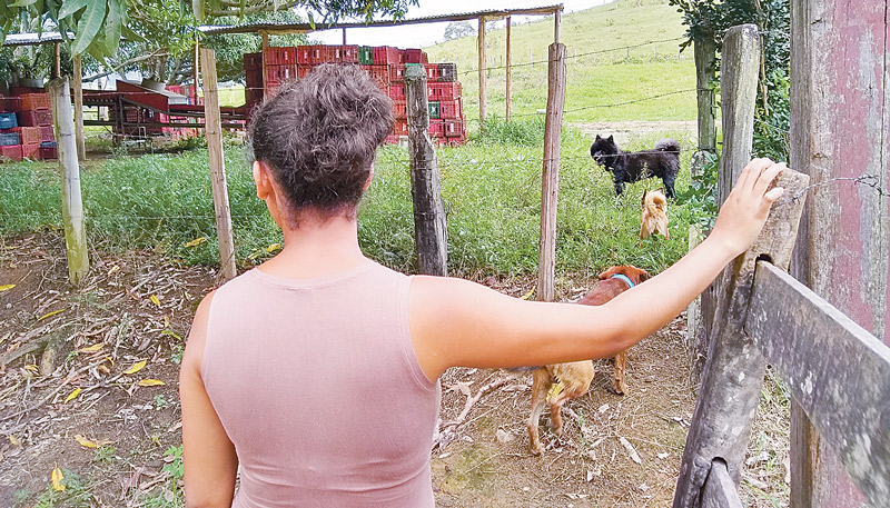 Sem querer mostrar o rosto, vítima lembra os momentos de medo que passou sob a mira da arma (Foto: Roberta Bourguignon / AT)