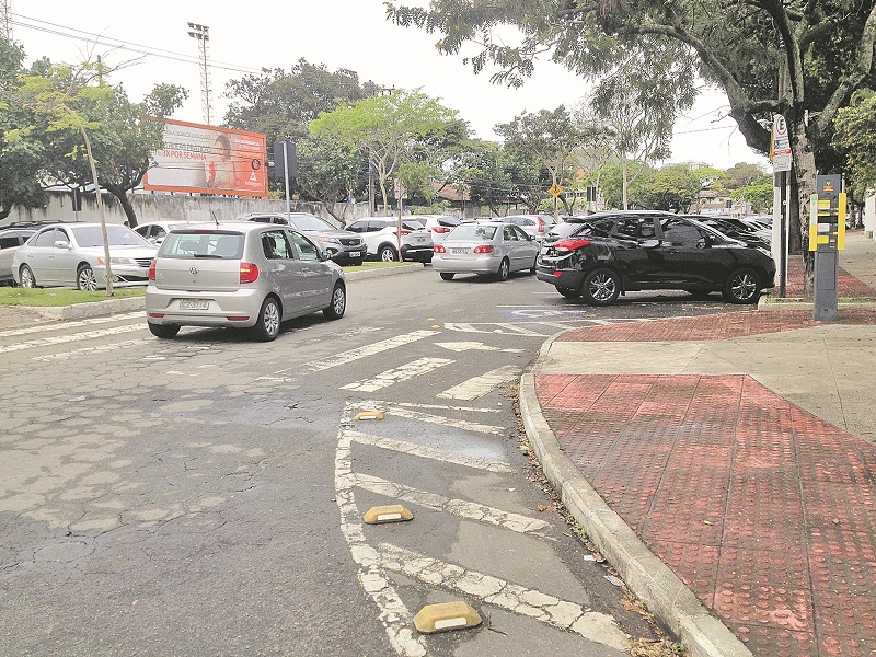 cruzamento das ruas Chafic Murad e Joubert de Barros, em Vitória, onde a jovem foi atropelada por bandidos (Foto: Kananda Natielly)