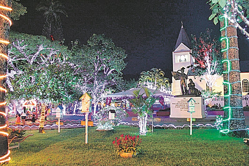 Decoração de Natal com muitas lâmpadas na Praça Doutor Arthur Gerhardt, em Domingos Martins, em 2017 (Foto: Divulgação/Prefeitura de Domingos Martins)