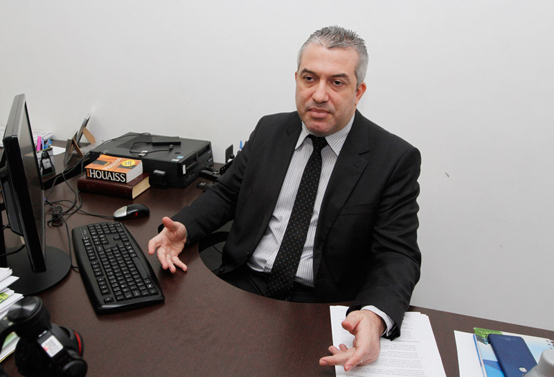 O delegado Érico Mangaravite fez um apelo para que pessoas que possuírem informações ou forem vítimas de ataques, que compareçam na delegacia (Foto: Fábio Nunes / AT)