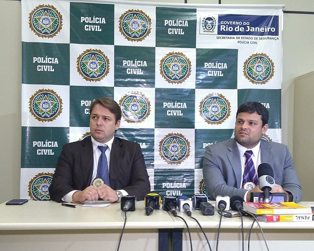 Delegados André Prattes e Claudio Batista falaram sobre o caso durante coletiva de imprensa em Petrópolis, no RJ (Foto: Marcello Santos/Inter TV)