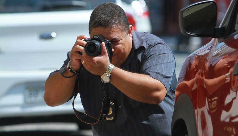 Depois de vender uma moto no valor de R$ 22 mil para um comprador, no início deste ano, o proprietário do veículo não conseguiu mais contato com o cliente e precisou da ajuda do detetive particular Scharles Romualdo Quirino para localizá-lo e receber o valor (Foto: Dayana Souza/AT)