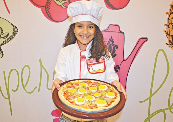 Sophia Rosa, de 8 anos, adora cozinhar e está animada para participar da oficina Mini Chefinhos, do Boulevard Shopping, em Vila Velha (Foto: Diculgação)