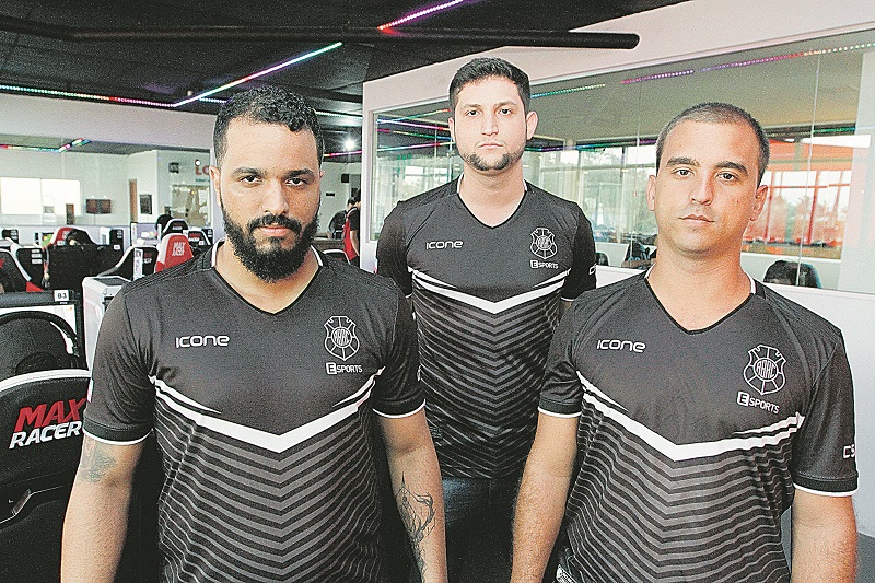 E-Sports: Mercado que atinge R$75 milhões de brasileiros pode virar esporte olímpico.Na foto: equipe do Rio Branco Jonas Barbosa, Erick Ramos e Lucas Negrelli (Foto: Rodrigo Gavini/AT)