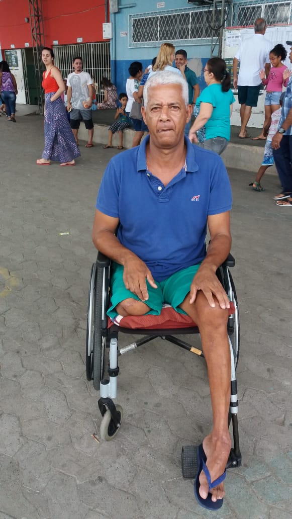 O aposentado, Marcos Valério Moura, não conseguiu votar porque a seção não era adaptada para cadeirantes (Foto: Caroline Freitas)