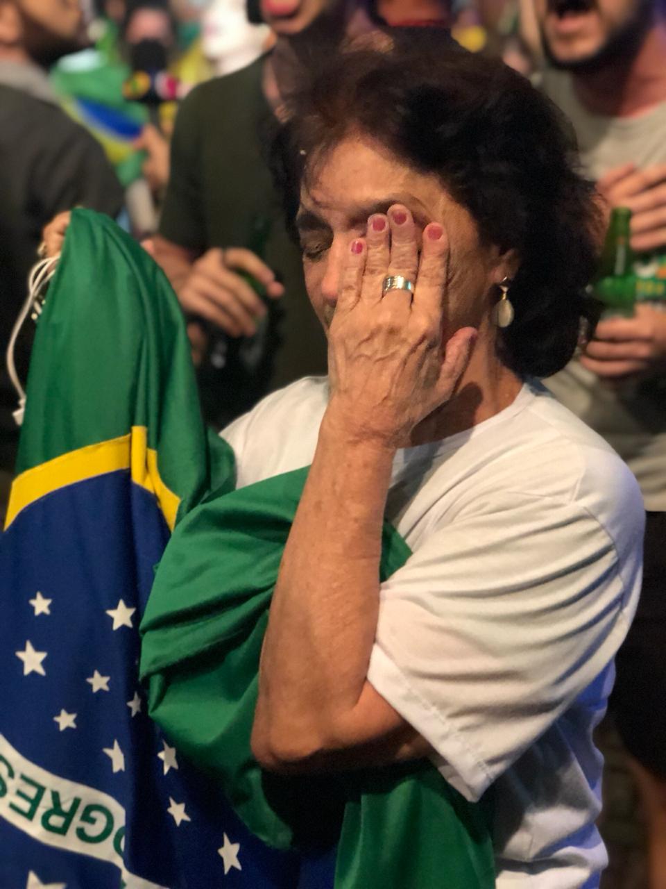 Eleitora chora após vitória de Bolsonaro (Foto: Lucas Rezende / AT)